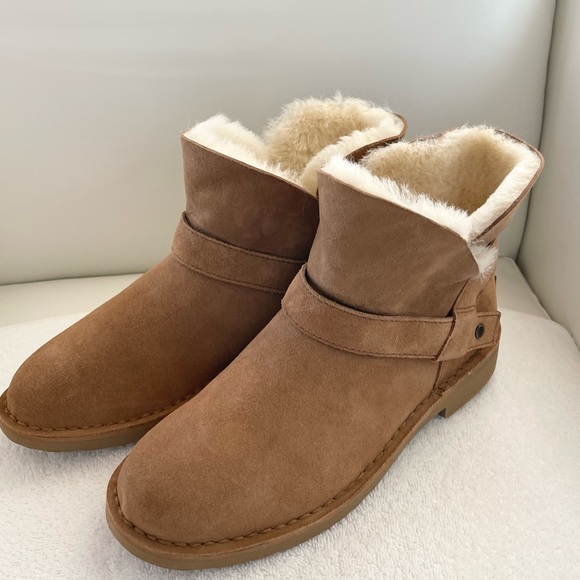 UGG Shoes - NWT UGG Water Repellent Zariyah Bootie